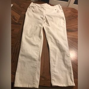 Woman’s White slimming pants.